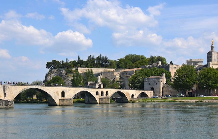 _Sur_le_Pont_d'Avignon.jpg