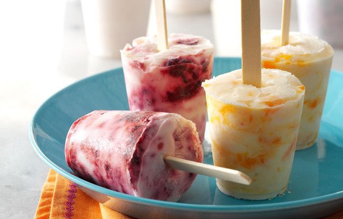 Frozen yoghurt and berry pops