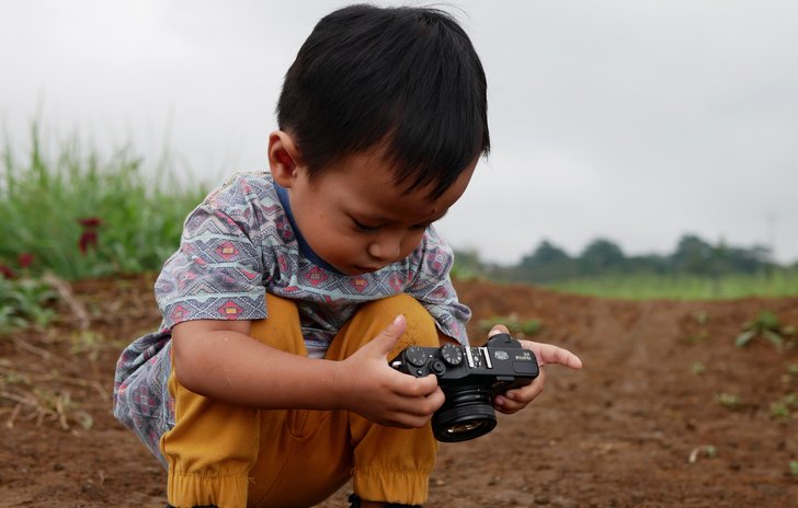 child with camera